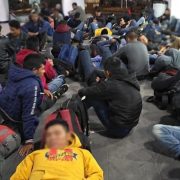 Migrantes hallados en condiciones precarias en Veracruz