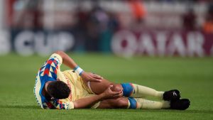 Las malas noticias para el América iniciaban desde el principio con la lesión en la rodilla de Sebastián Cáseres.