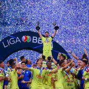 Las águilas del América logran alzar su décimo quinto título en el fútbol mexicano ante Cruz Azul, y por lo tanto se colocan como el tercer equipo en ser bicampeón en torneos cortos.