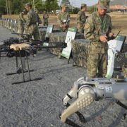 Un perro robot armado