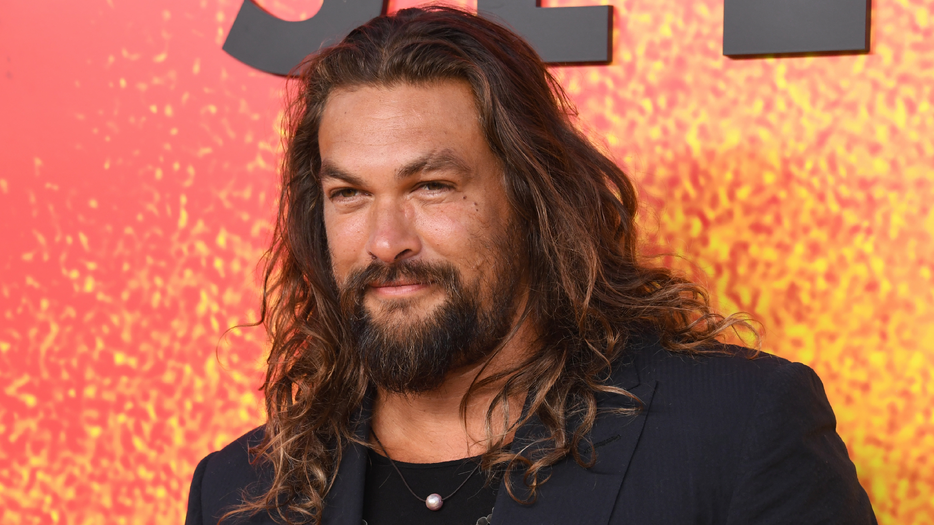 Jason Momoa sale con Adria Arjona