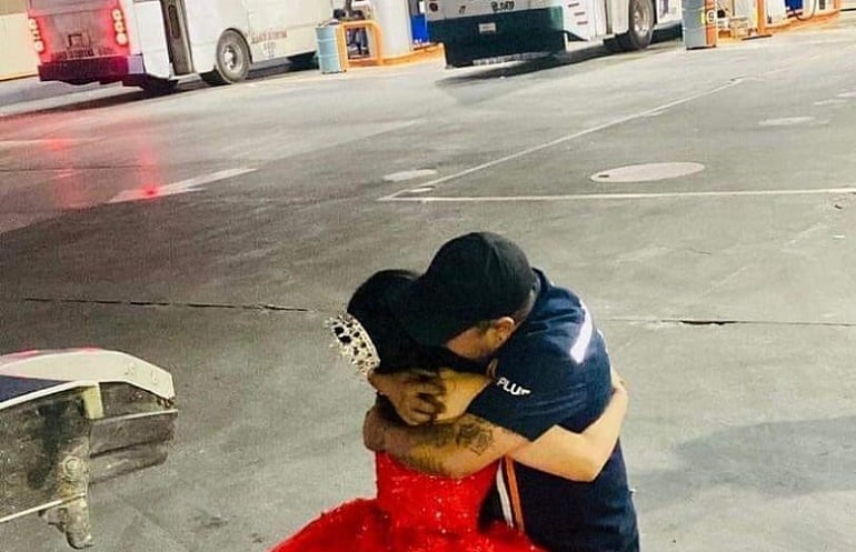 Joven quinceañera visita a su padre en el trabajo, después de no poder asistir a la fiesta