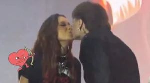 Ese mismo día Peso Pluma le dio un beso en la boca a la brasileña Anitta.