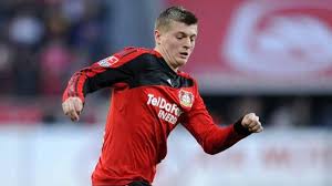 En el 2009, Tony Kroos, llegó a prestamo con el Bayern Leverkusen, donde demostró todo su talento, lo que hizo que volviera al Bayern Múnich, como titular indiscutible,