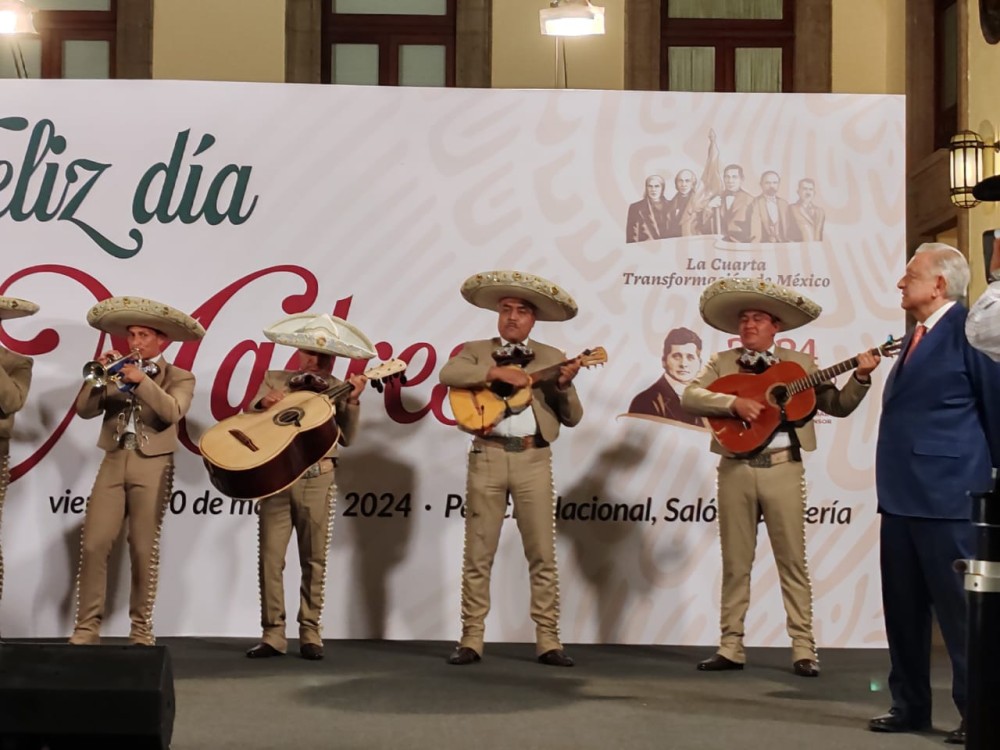 AMLO celebra a las mamás de México