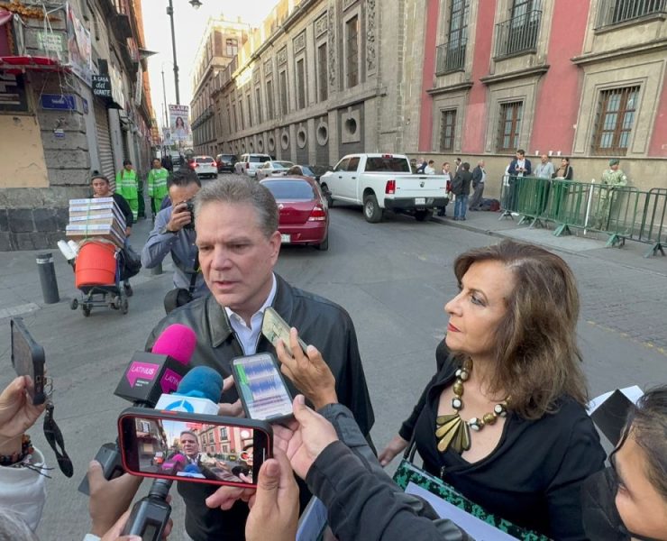 Denuncian Enriquecimiento Ilícito de Candidata a la Gubernatura de Veracruz en las Puertas de Palacio Nacional