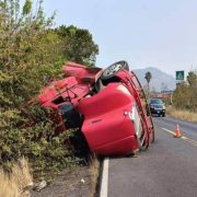Accidente de tráiler en Actopan deja a conductor aterrado
