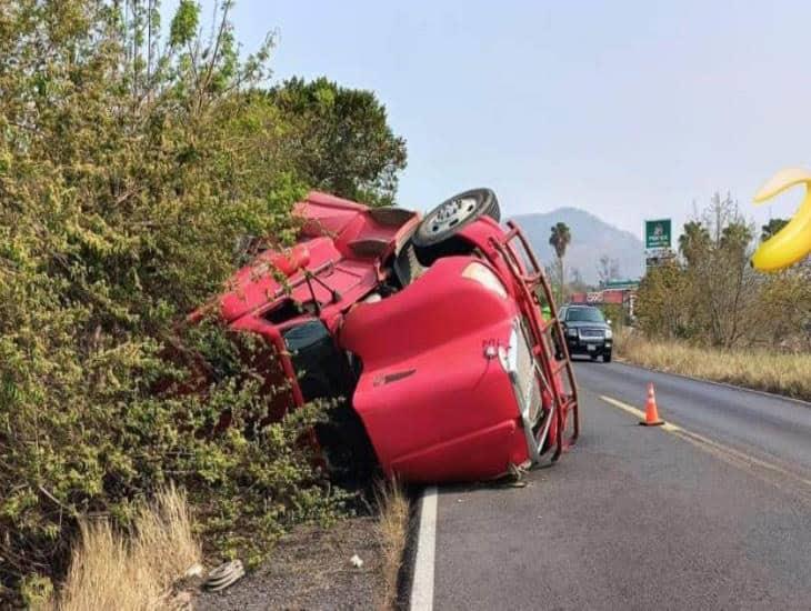 Accidente de tráiler en Actopan deja a conductor aterrado