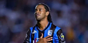 Ronaldinho jugó en el fútbol mexicano, con el Querétaro, en el Clausura 2015.