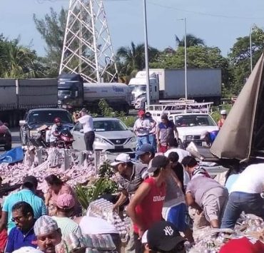 Vuelca tráiler cargado de cerveza y la rapiñan