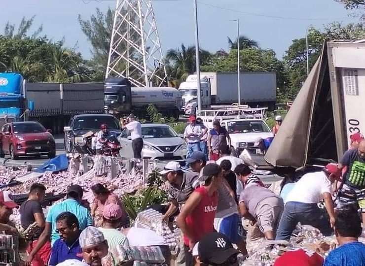 Vuelca tráiler cargado de cerveza y la rapiñan