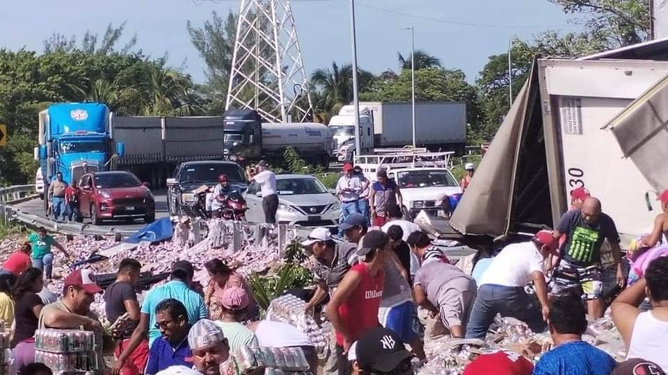Vuelca tráiler cargado de cerveza y la rapiñan