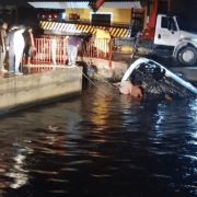 Siete jóvenes en fallecen ahogados, tras caer la camioneta en la que viajaban al río Calzadas, en el puerto de Coatzacoalcos en Veracruz.