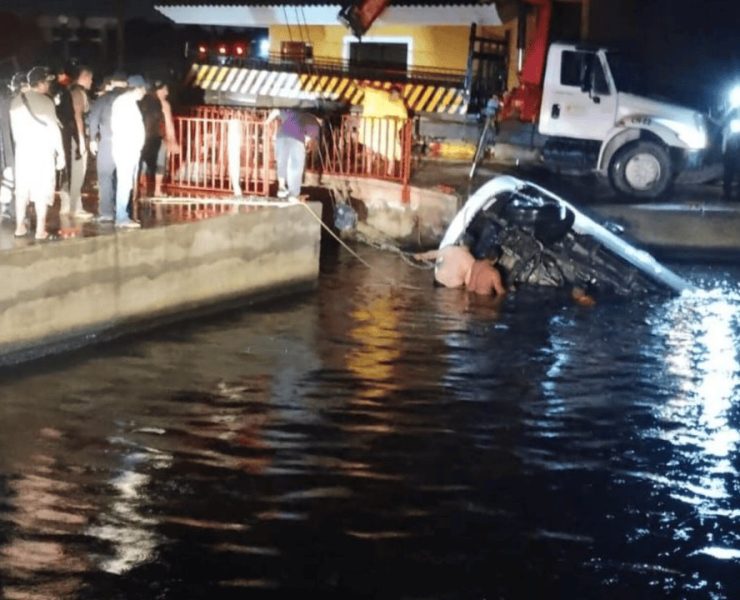 Siete jóvenes en fallecen ahogados, tras caer la camioneta en la que viajaban al río Calzadas, en el puerto de Coatzacoalcos en Veracruz.