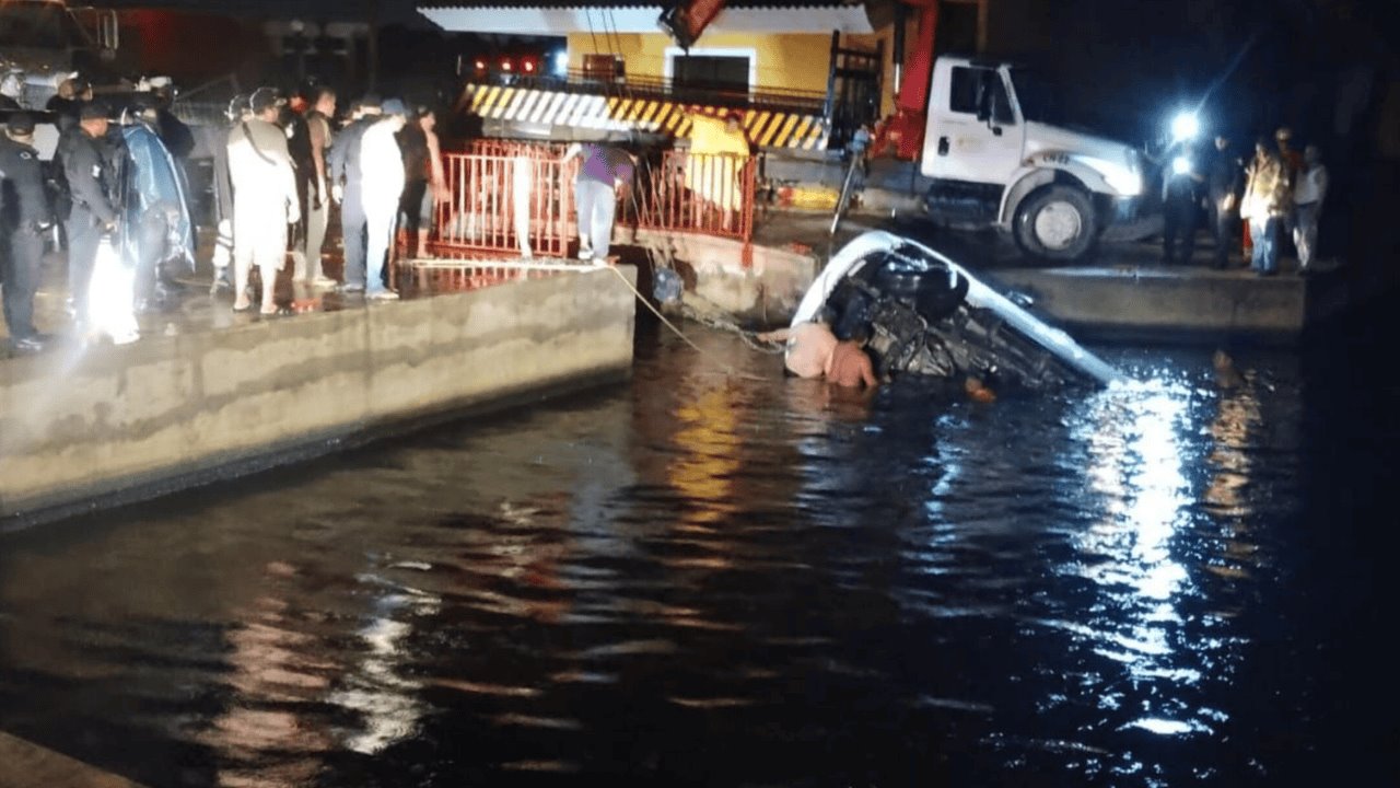Siete jóvenes en fallecen ahogados, tras caer la camioneta en la que viajaban al río Calzadas, en el puerto de Coatzacoalcos en Veracruz.