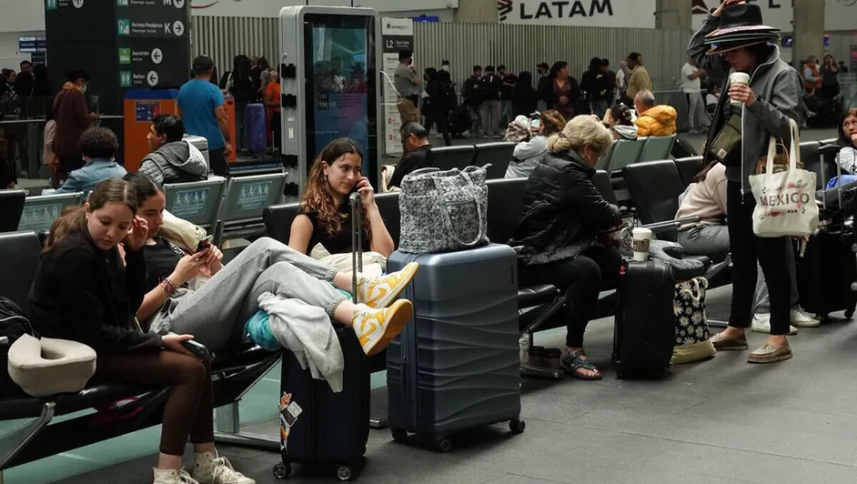 Normalidad Regresa al AICM Tras Falla Informática de Microsoft