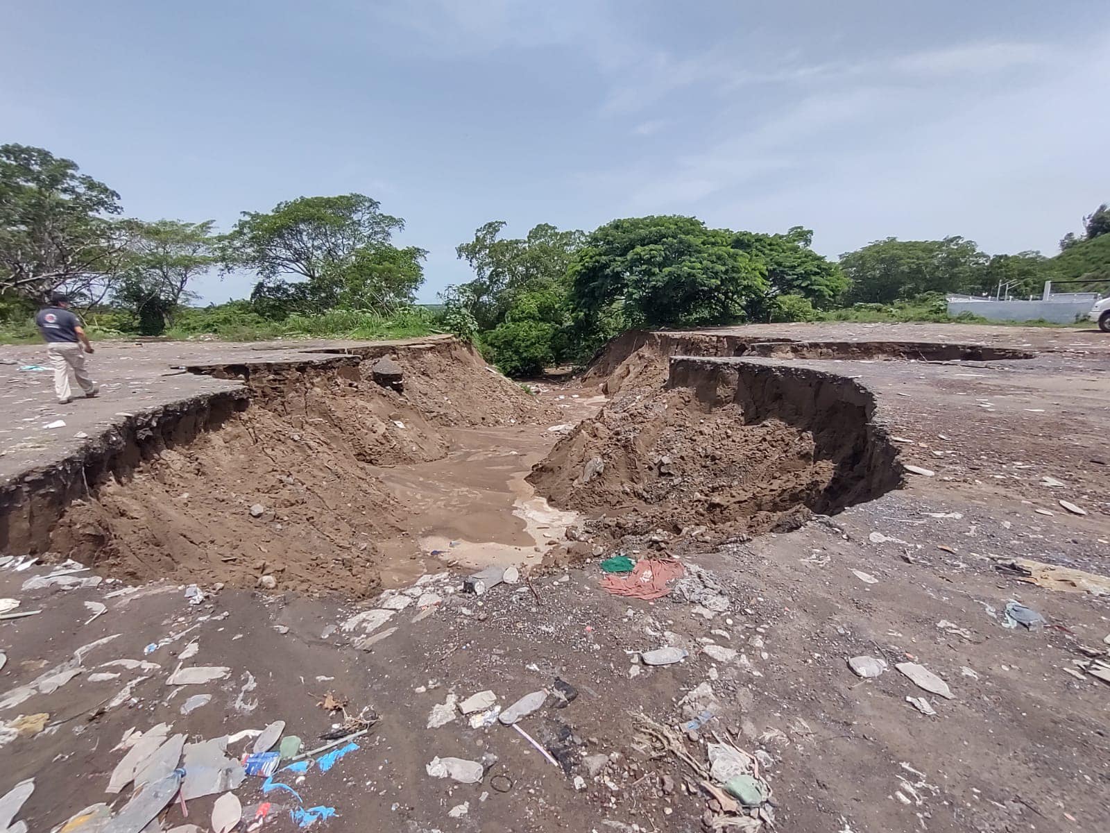 Socavón en La Herradura aumenta de tamaño tras lluvias en Veracruz