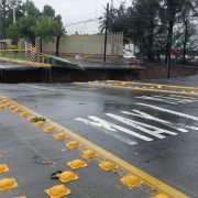 Se abre socavón en Zapopan, Jalisco tras fuertes lluvias