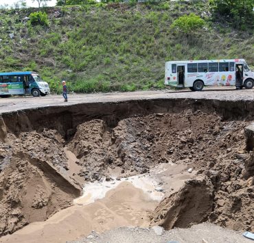 Socavón en La Herradura aumenta de tamaño tras lluvias en Veracruz