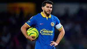 Henry Martín salió de cambio en la segunda mitad, con una molestia notoria, por que no fue su mejor partido.