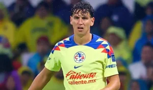 El defensa chileno Igor Lichnovsky, fallo el quinto penal del América, lo que alargo la tanda.