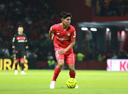 El canterano Víctor Artega, dejó con 10 al Toluca, con su expulsión.