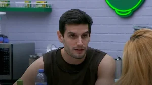 La discusión entre Adrián Marcelo y Gala Montes, se originó después de un video que mostraron en la gala de prueba por el presupuesto, donde en el domingo de eliminación, Adrián expresó ´´una mujer menos para maltratat´´.