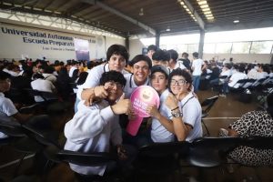 La Alcaldesa Cecilia Patrón dialoga con jóvenes meridanos en la Prepa 2 de la UADY, reafirmando que el futuro de los jóvenes es prioridad en Mérida.