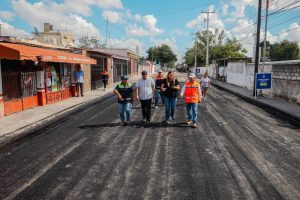 La alcaldesa Cecilia Patrón supervisa repavimentación en la Mulsay, asegurando que la obra cumpla con los más altos estándares de calidad.