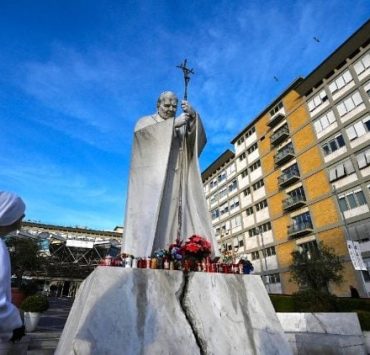Pese a su hospitalización, el Papa Francisco sigue trabajando y enviando mensajes de aliento