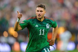 Santi Giménez sigue teniendo tatuada la portería, y levanta la mano en el Ac Milán y en Selección Mexicana.