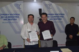 Empresarios y autoridades celebran la firma del importante convenio de colaboración en Yucatán, que fortalecerá el ecosistema emprendedor y la proveeduría local.