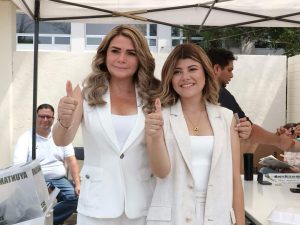 La nueva Alcaldesa de Boca del Río, Maryjose Gamboa, ejerció su voto acompañada de su familia, destacando la importancia de la participación ciudadana.